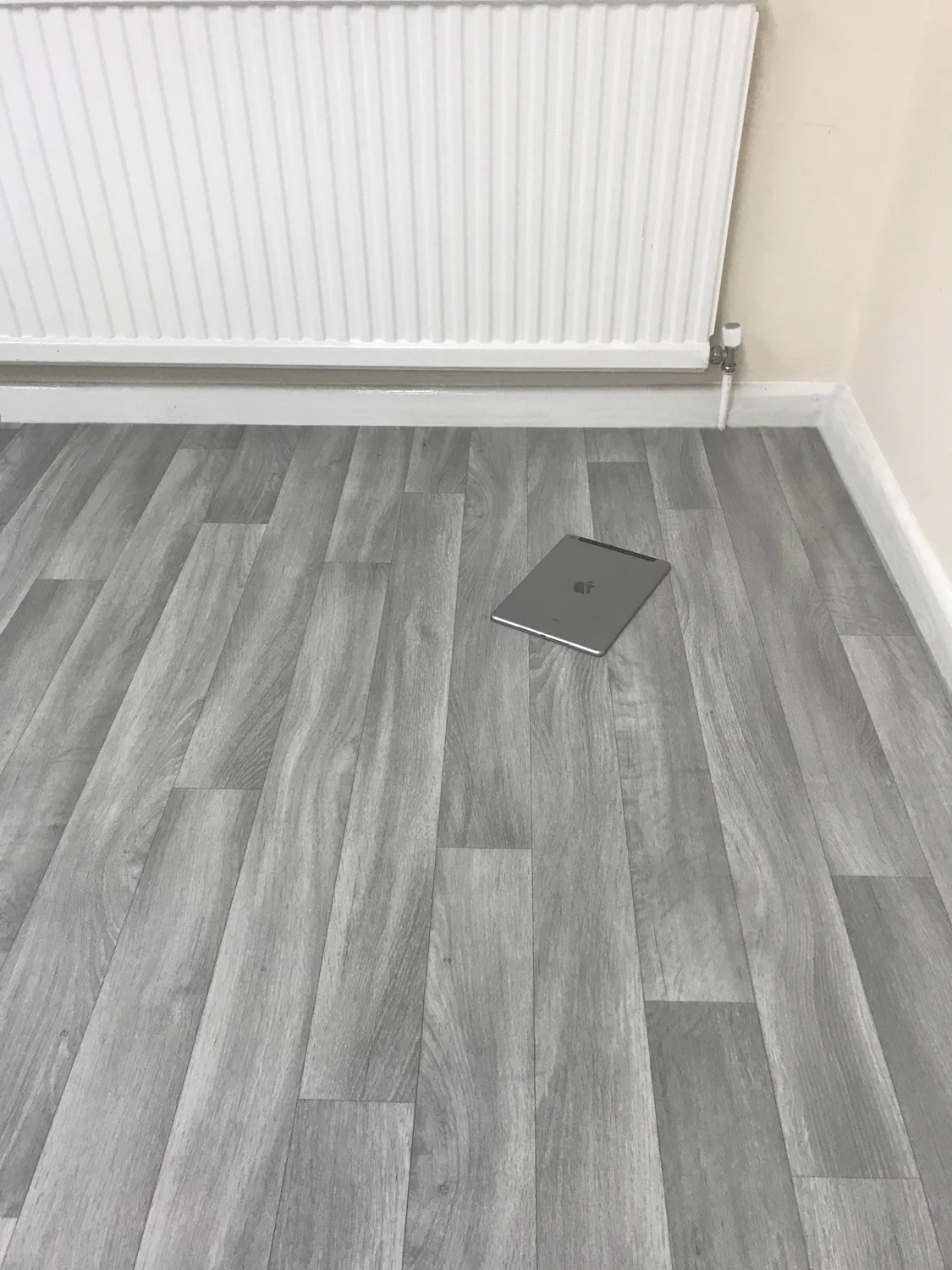 Grey Vinyl / Lino Roll Flooring - Ideal For Kitchens / Bathrooms - Image 2